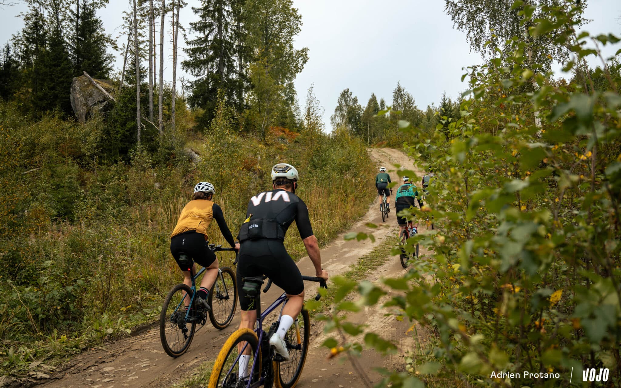 https://www.vojomag.nl/app/uploads/2025/09/Nordic Gravel Series Lathi Falling Leaves Gravel test avis comparaison Vojo nouveaute La Cluzaz A.Protano 1 26 2048x1280.jpg