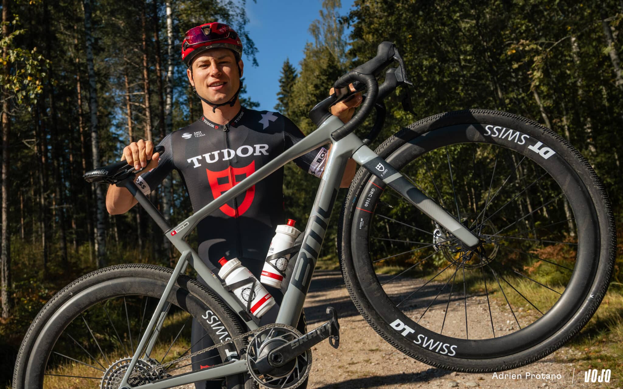 https://www.vojomag.nl/app/uploads/2025/09/Nordic Gravel Series Lathi Falling Leaves Gravel test avis comparaison Vojo nouveaute La Cluzaz A.Protano 1 5 2048x1280.jpg