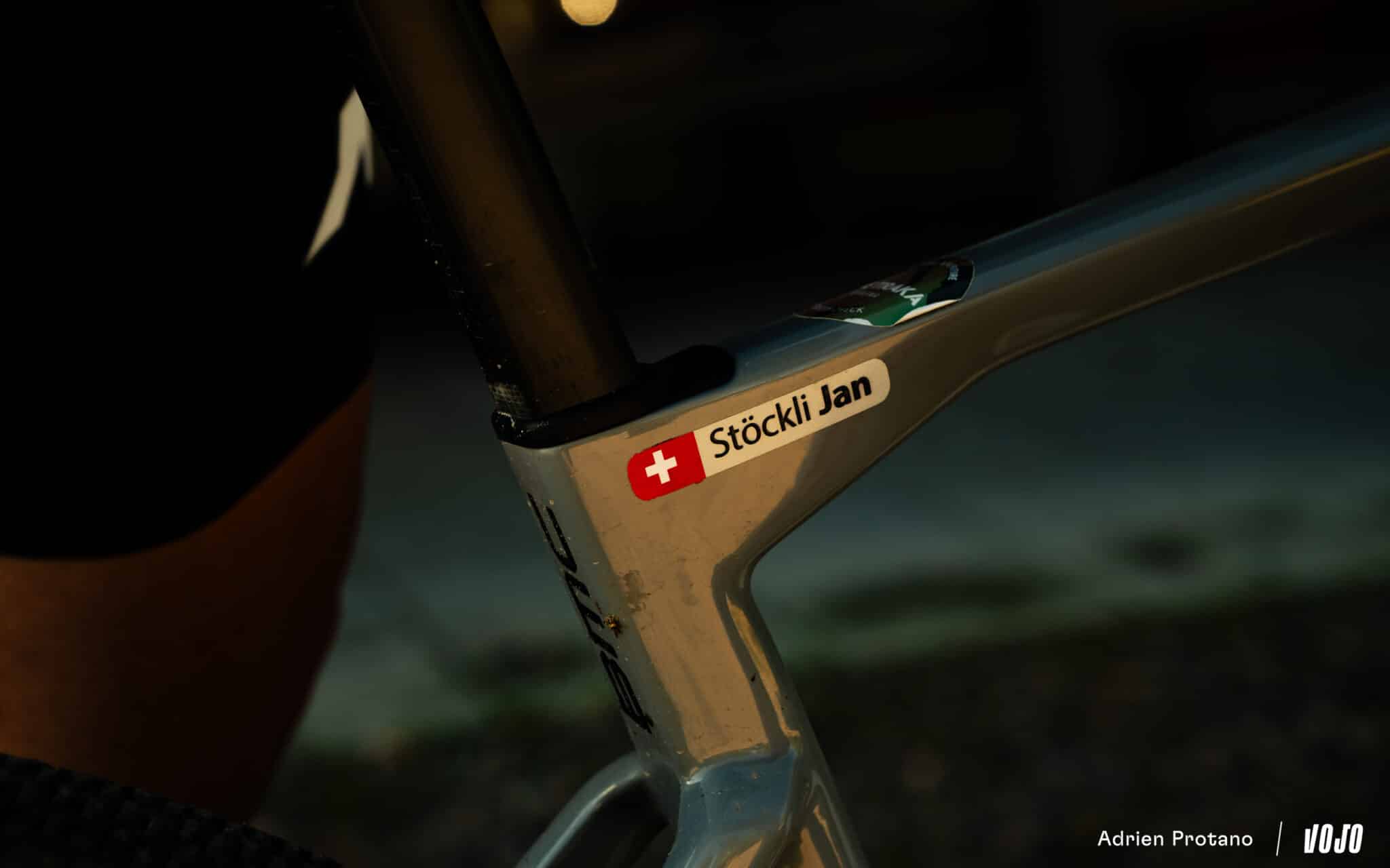 https://www.vojomag.nl/app/uploads/2025/09/Nordic Gravel Series Lathi Falling Leaves Gravel test avis comparaison Vojo nouveaute La Cluzaz A.Protano 1 7 2048x1280.jpg