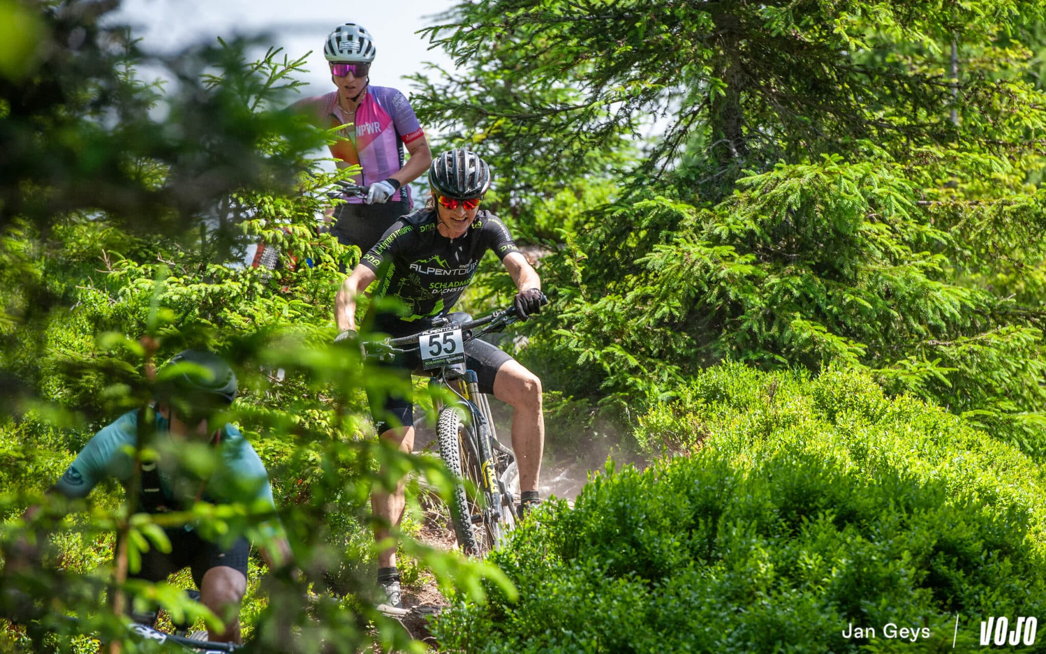 https://www.vojomag.nl/app/uploads/2025/09/alpentour trophy 2025 stage 2 dachstein copyright jan geys vojomag 202 2048x1280.jpg
