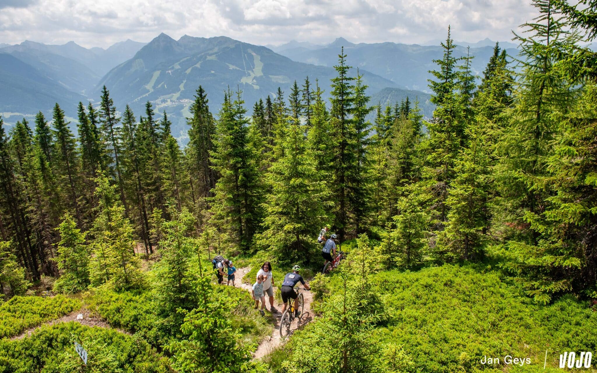 https://www.vojomag.nl/app/uploads/2025/09/alpentour trophy 2025 stage 2 dachstein copyright jan geys vojomag 202 2048x1280.jpg