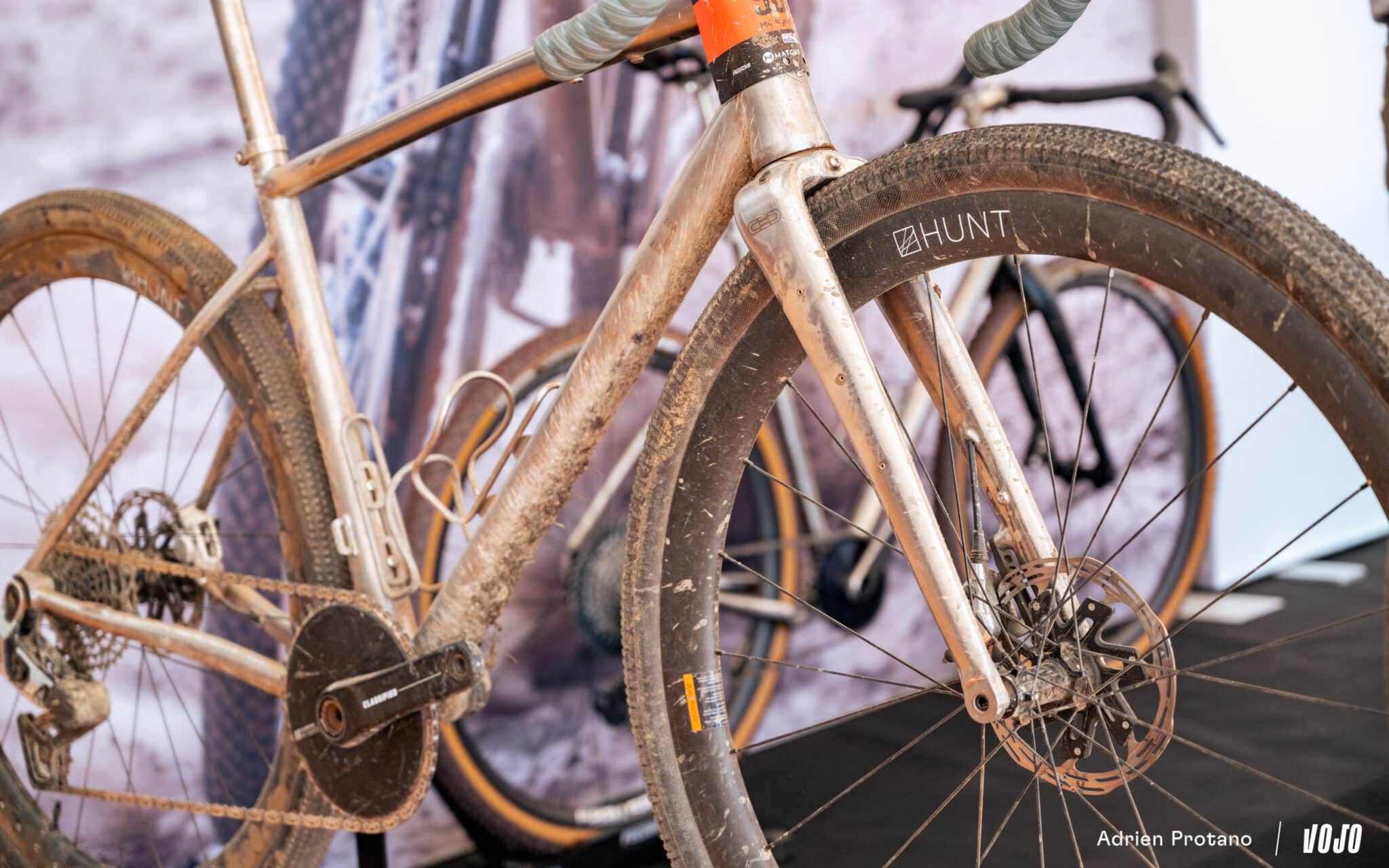 https://www.vojomag.nl/app/uploads/2025/10/Roc dAzur 2025 gravel VTT salon test avis comparaison Vojo A.Protano 1 114 2048x1280.jpg