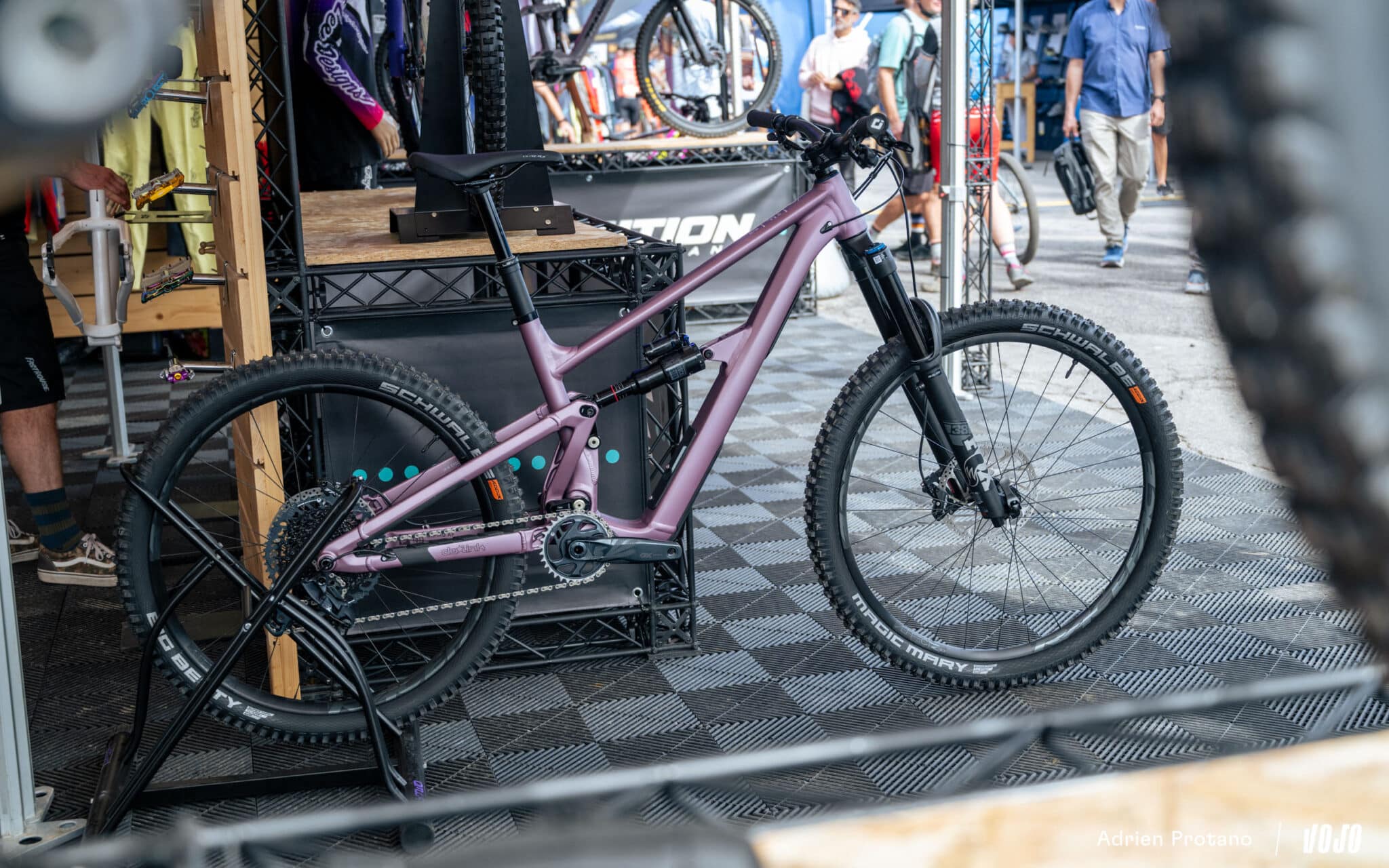 https://www.vojomag.nl/app/uploads/2025/10/Roc dAzur 2025 gravel VTT salon test avis comparaison Vojo A.Protano 1 123 2048x1280.jpg