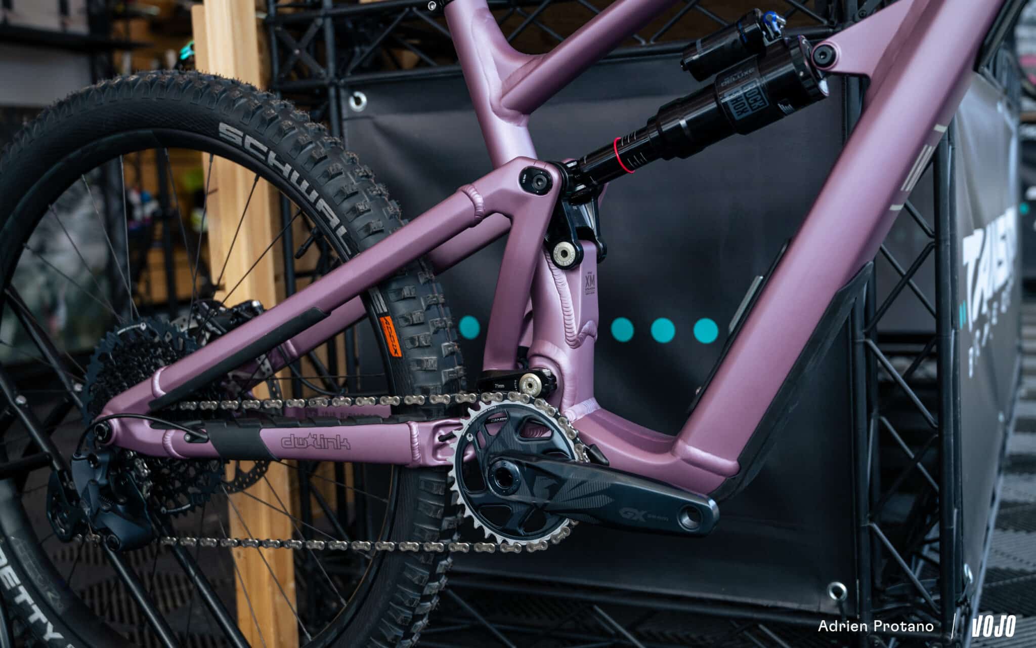https://www.vojomag.nl/app/uploads/2025/10/Roc dAzur 2025 gravel VTT salon test avis comparaison Vojo A.Protano 1 123 2048x1280.jpg