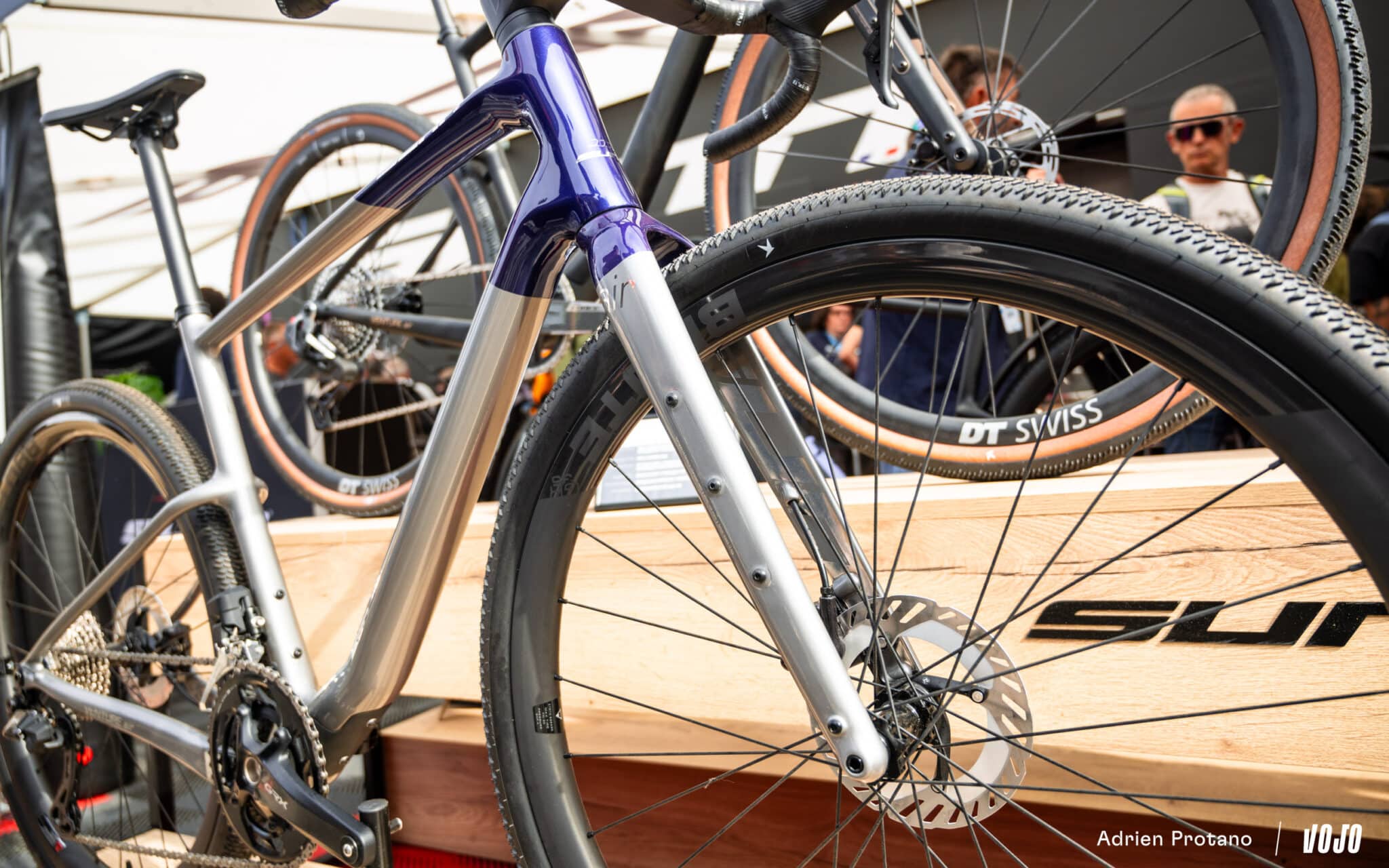 https://www.vojomag.nl/app/uploads/2025/10/Roc dAzur 2025 gravel VTT salon test avis comparaison Vojo A.Protano 1 128 2048x1280.jpg