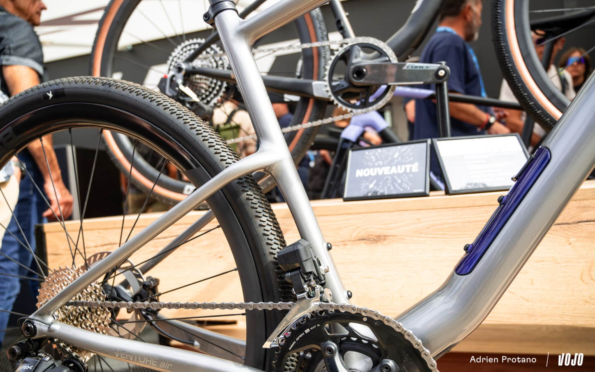 https://www.vojomag.nl/app/uploads/2025/10/Roc dAzur 2025 gravel VTT salon test avis comparaison Vojo A.Protano 1 128 2048x1280.jpg