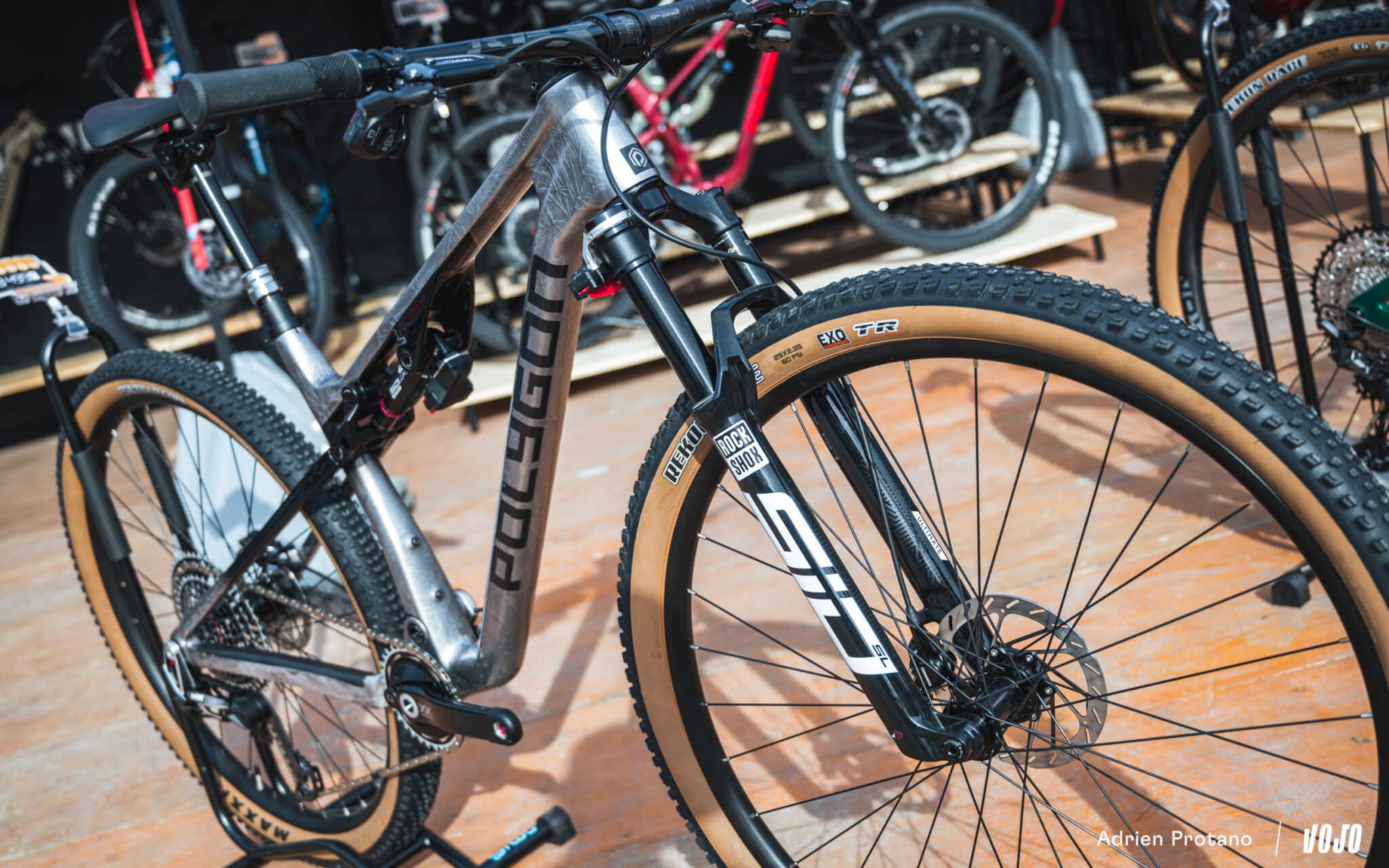 https://www.vojomag.nl/app/uploads/2025/10/Roc dAzur 2025 gravel VTT salon test avis comparaison Vojo A.Protano 1 2048x1280.jpg