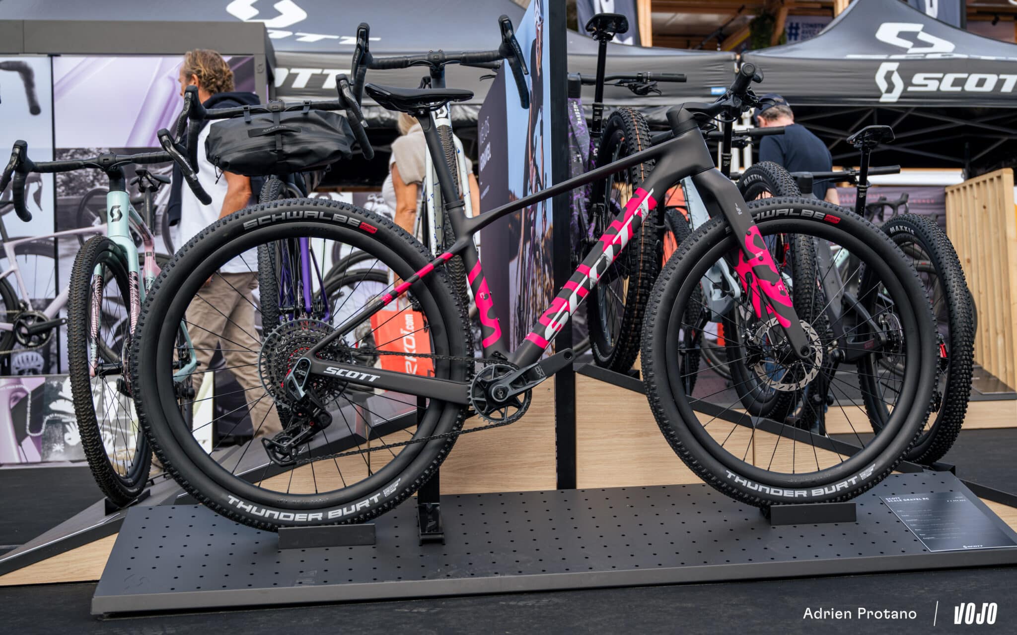 https://www.vojomag.nl/app/uploads/2025/10/Roc dAzur 2025 gravel VTT salon test avis comparaison Vojo A.Protano 1 33 2048x1280.jpg