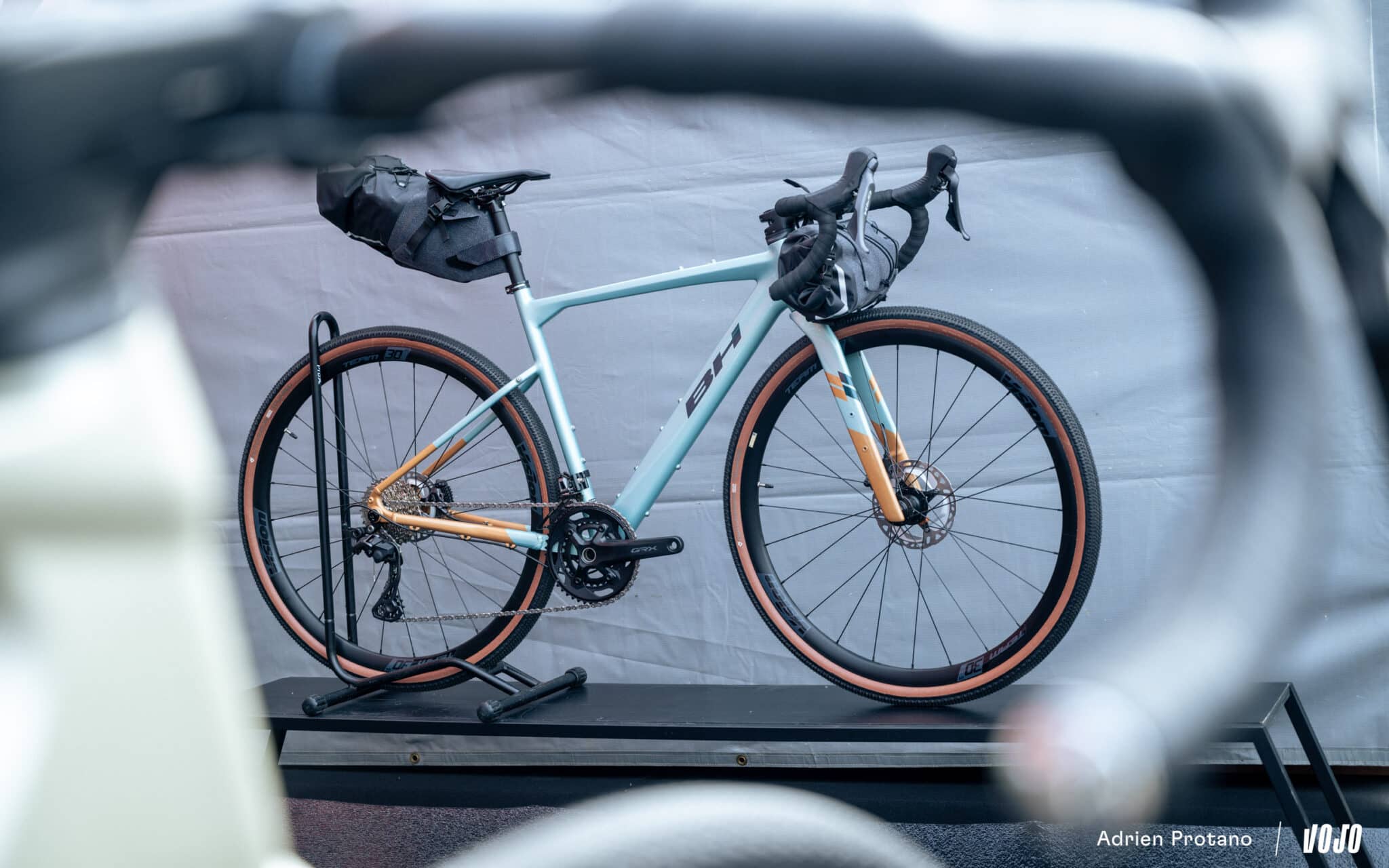 https://www.vojomag.nl/app/uploads/2025/10/Roc dAzur 2025 gravel VTT salon test avis comparaison Vojo A.Protano 1 63 2048x1280.jpg