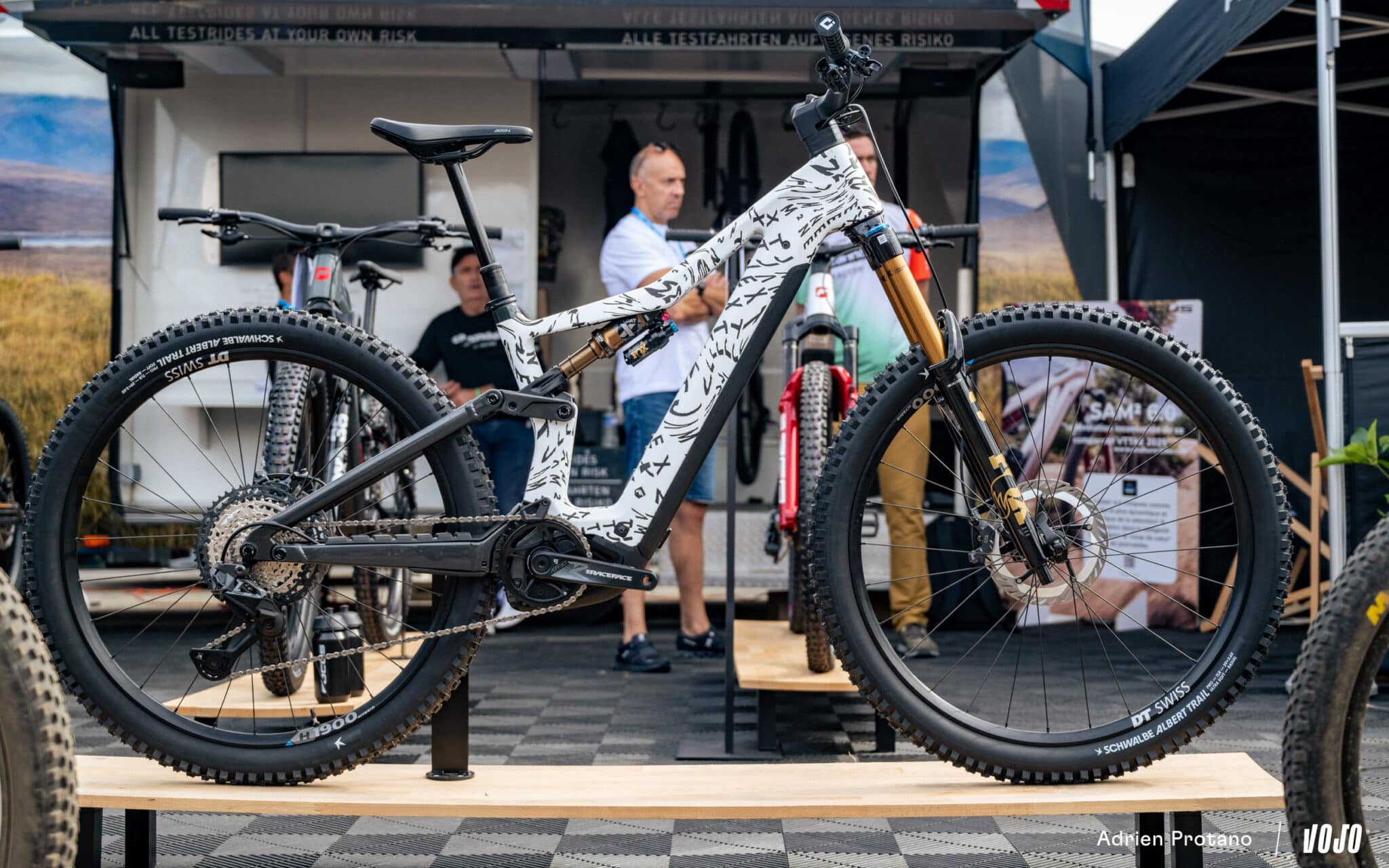 https://www.vojomag.nl/app/uploads/2025/10/Roc dAzur 2025 gravel VTT salon test avis comparaison Vojo A.Protano 1 90 2048x1280.jpg