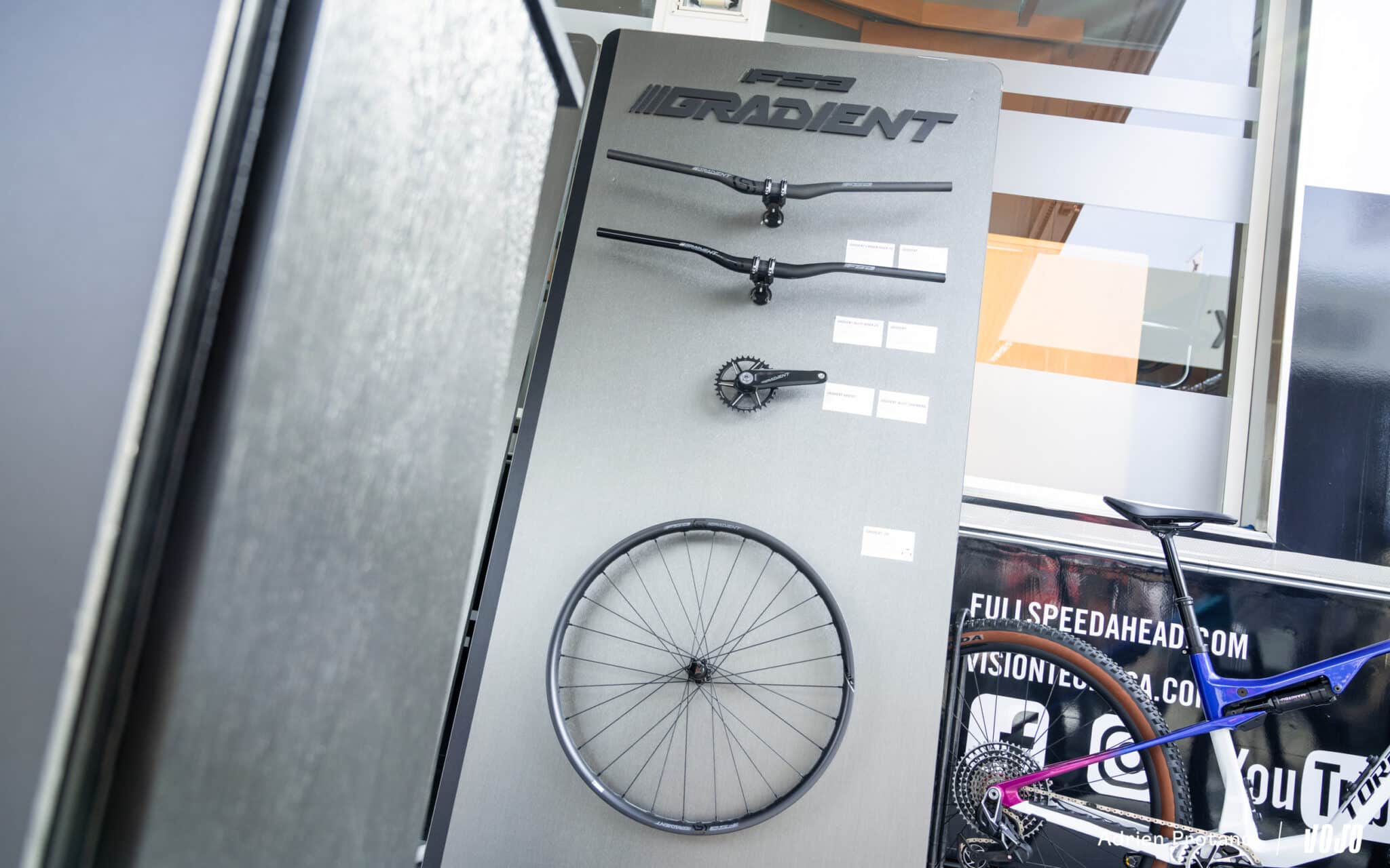 https://www.vojomag.nl/app/uploads/2025/10/Roc dAzur 2025 gravel VTT salon test avis comparaison Vojo A.Protano 4 2048x1280.jpg