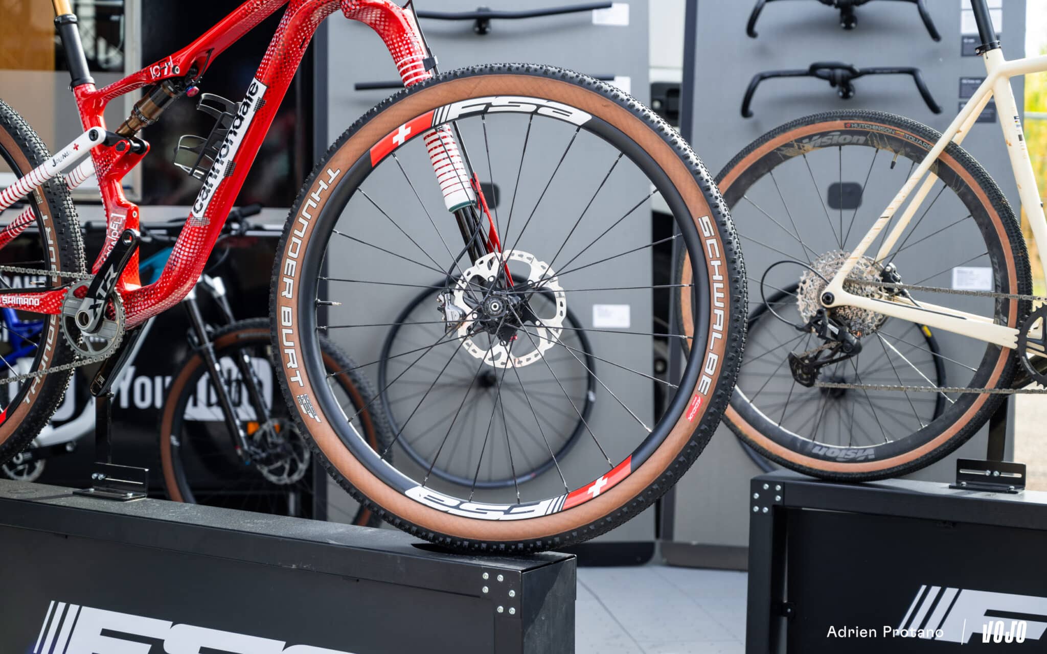 https://www.vojomag.nl/app/uploads/2025/10/Roc dAzur 2025 gravel VTT salon test avis comparaison Vojo A.Protano 6 2048x1280.jpg