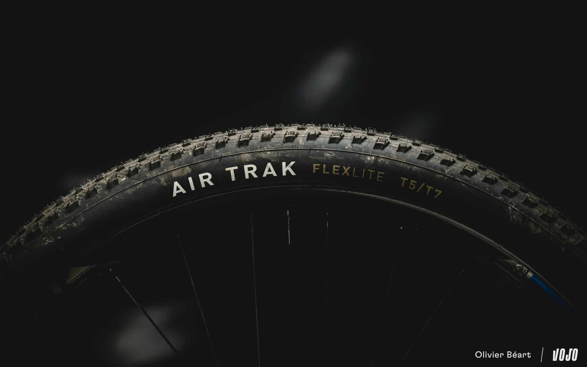 https://www.vojomag.nl/app/uploads/2025/10/Specialized Fast Trak Air Trak pneus XC Flexlite test essai avis - Copyright Olivier Beart Vojo Magazine 14 2048x1280.jpg