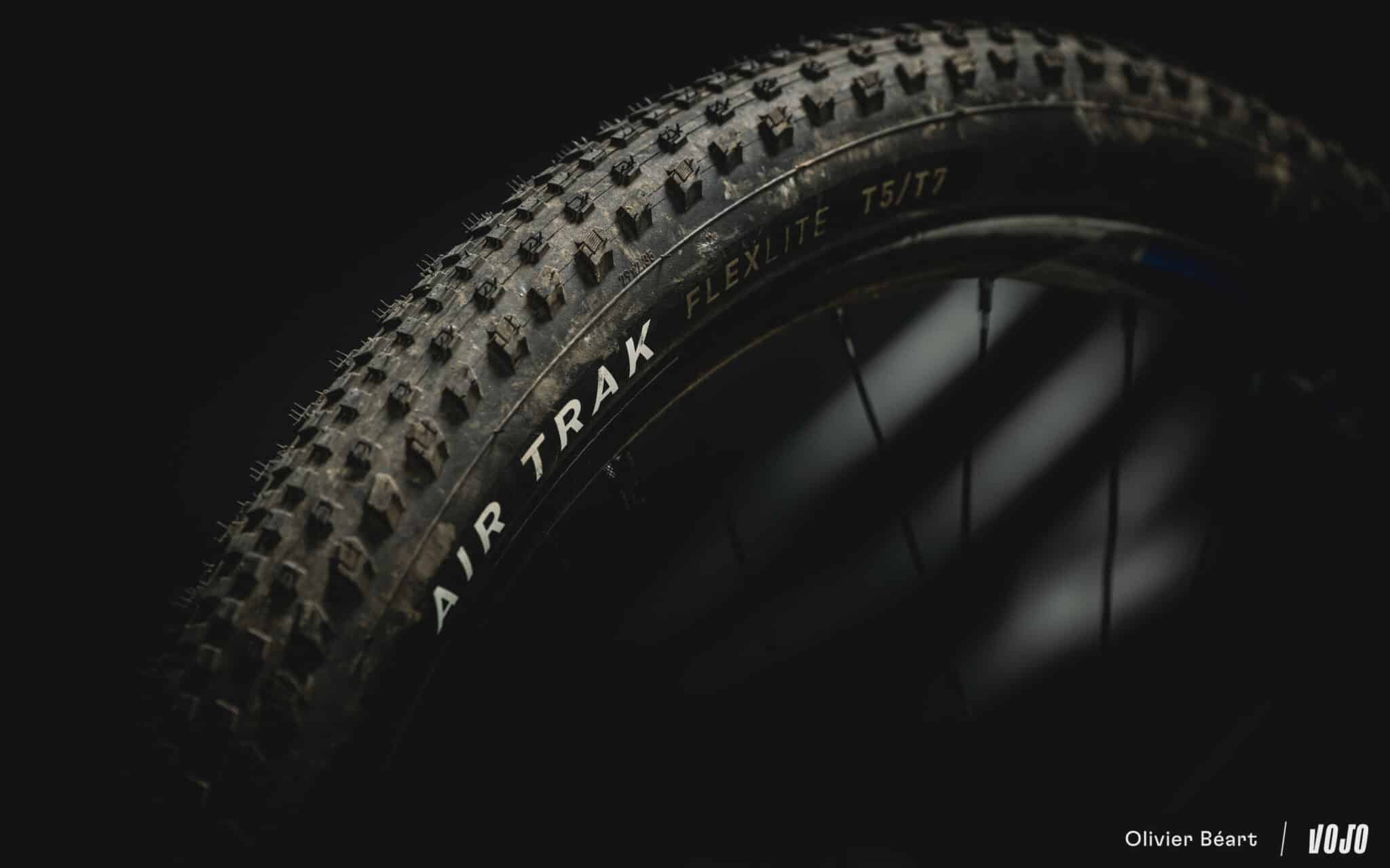 https://www.vojomag.nl/app/uploads/2025/10/Specialized Fast Trak Air Trak pneus XC Flexlite test essai avis - Copyright Olivier Beart Vojo Magazine 6 2048x1280.jpg