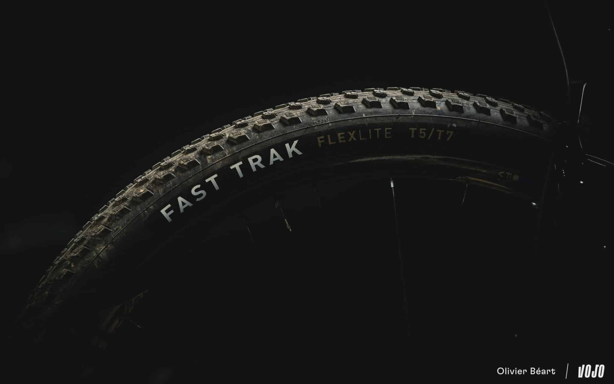 https://www.vojomag.nl/app/uploads/2025/10/Specialized Fast Trak Air Trak pneus XC Flexlite test essai avis - Copyright Olivier Beart Vojo Magazine 14 2048x1280.jpg