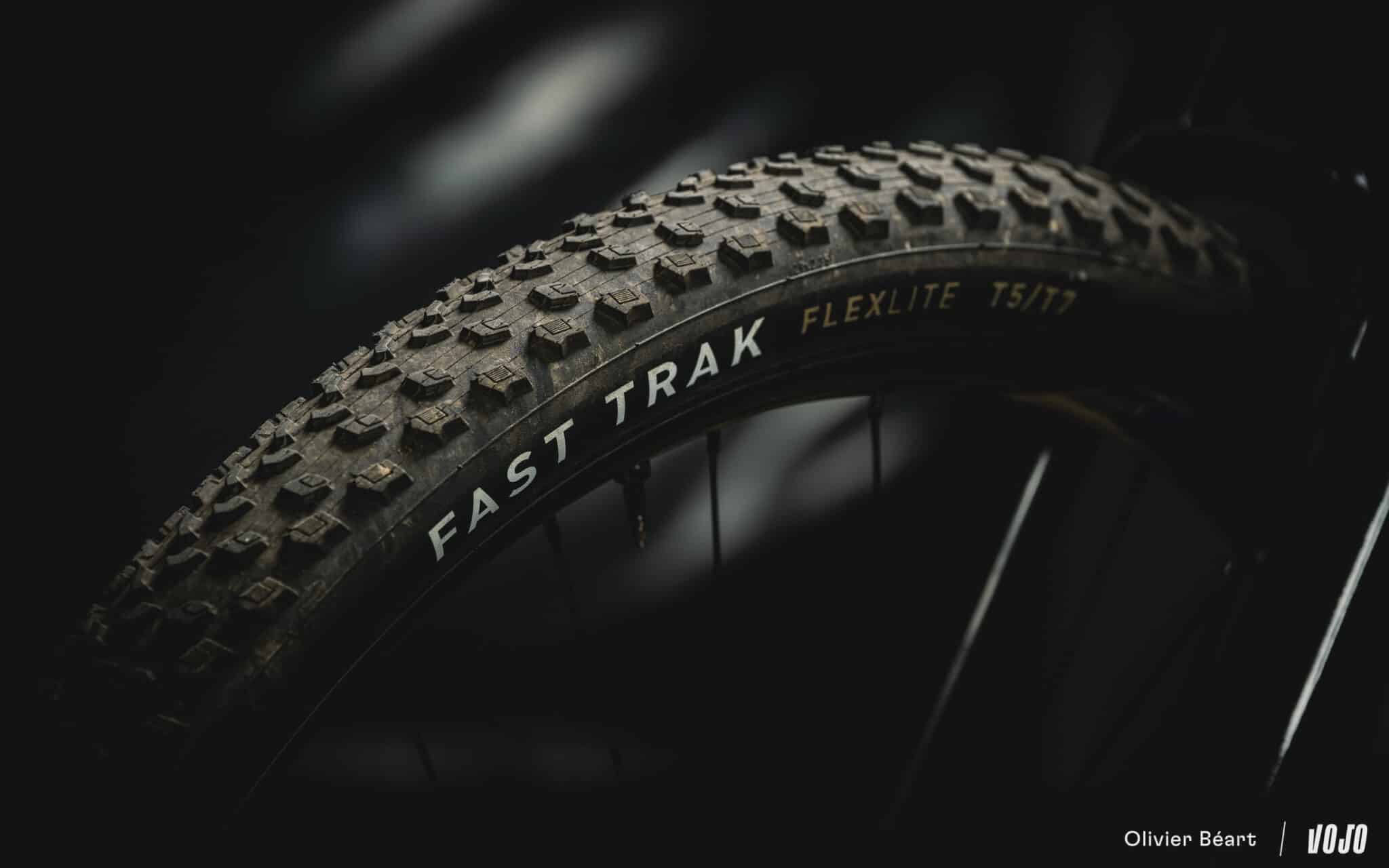 https://www.vojomag.nl/app/uploads/2025/10/Specialized Fast Trak Air Trak pneus XC Flexlite test essai avis - Copyright Olivier Beart Vojo Magazine 6 2048x1280.jpg