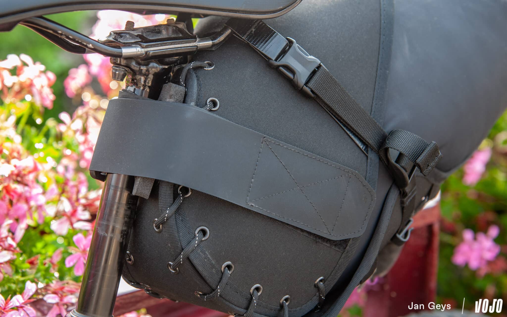 https://www.vojomag.nl/app/uploads/2025/10/test restrap bikepacking copyright jan geys vojomag 14 2048x1280.jpg