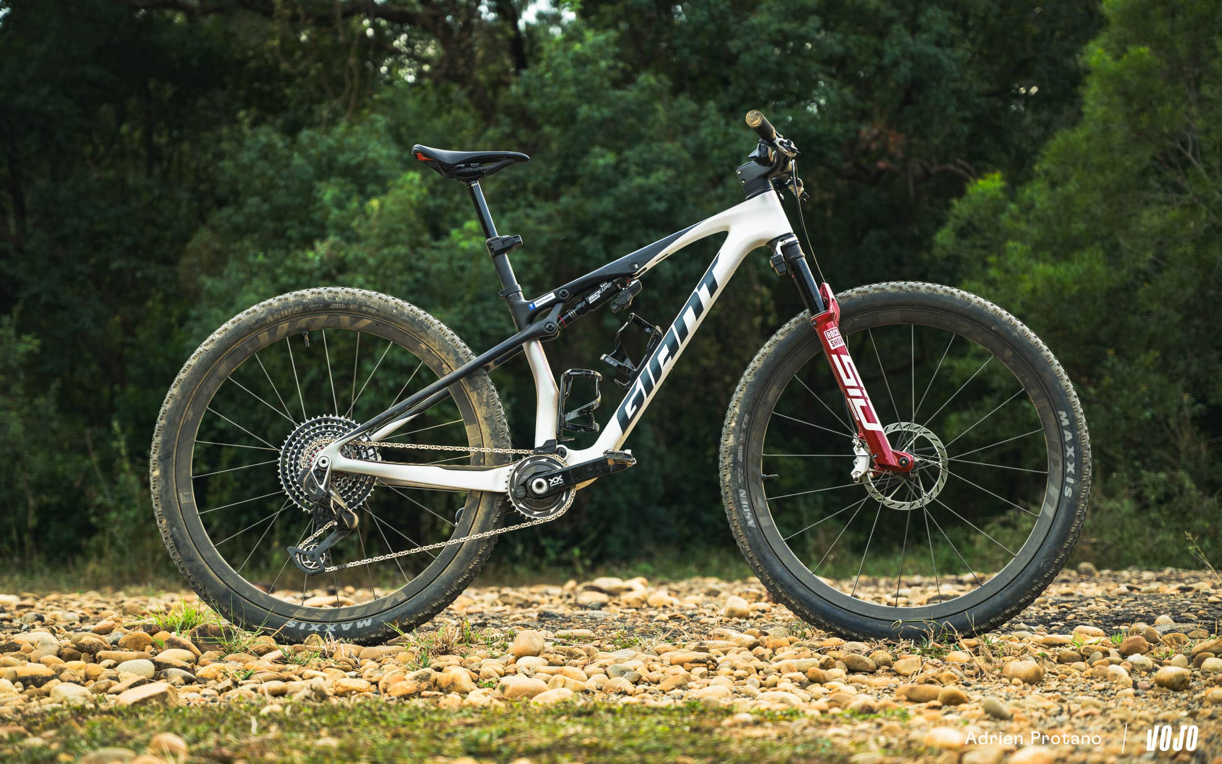https://www.vojomag.nl/app/uploads/2025/11/Giant Anthem 2026 VTT XC Trail Usine Visite Test Comparaison Lancement Vojo A.Protano - Copyright 1 31.jpg