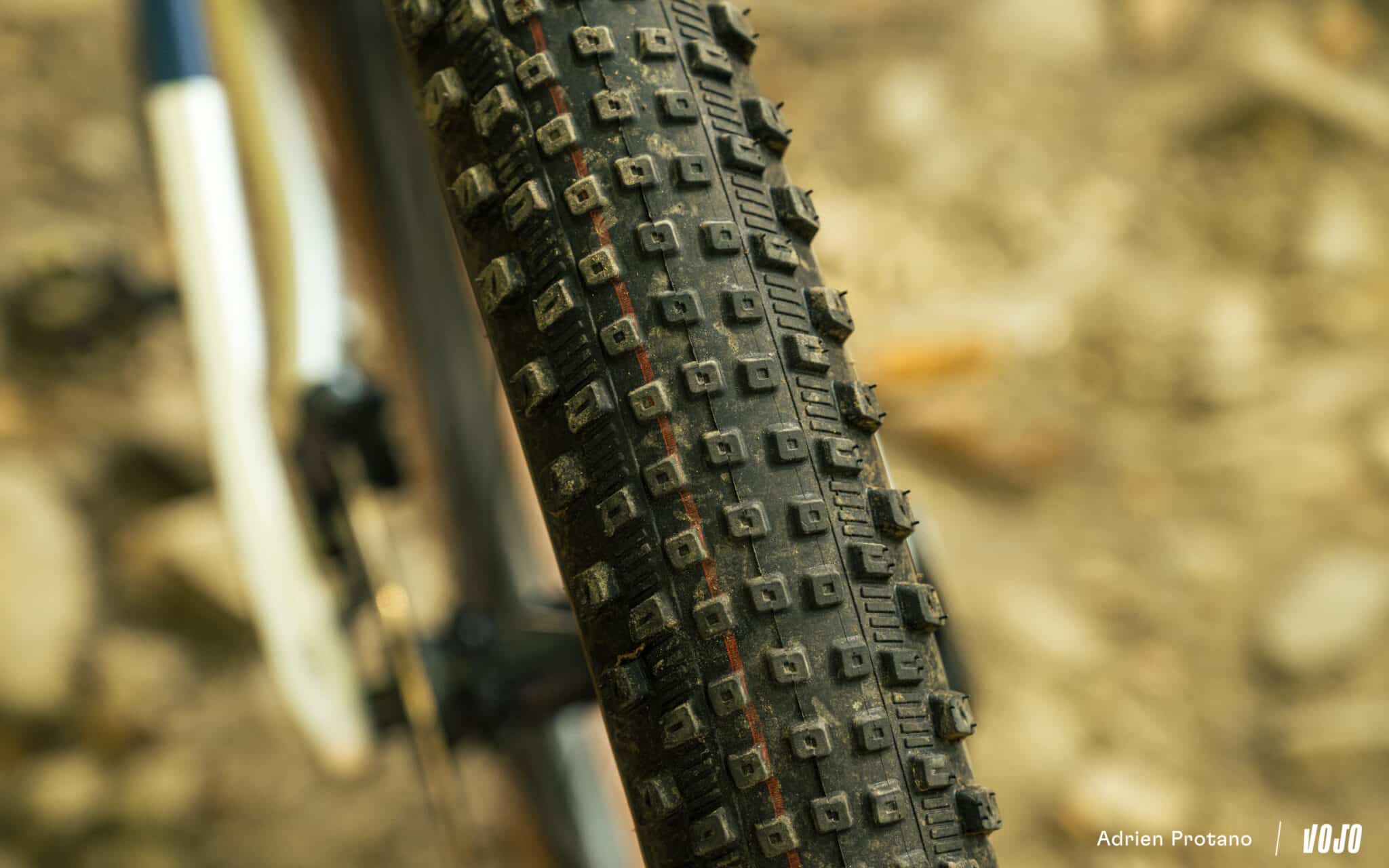 https://www.vojomag.nl/app/uploads/2025/11/Schwalbe Rick XC Test pneus VTT XC comparaison cross country Adrien Protano - Copyright Vojo 6 2048x1280.jpg