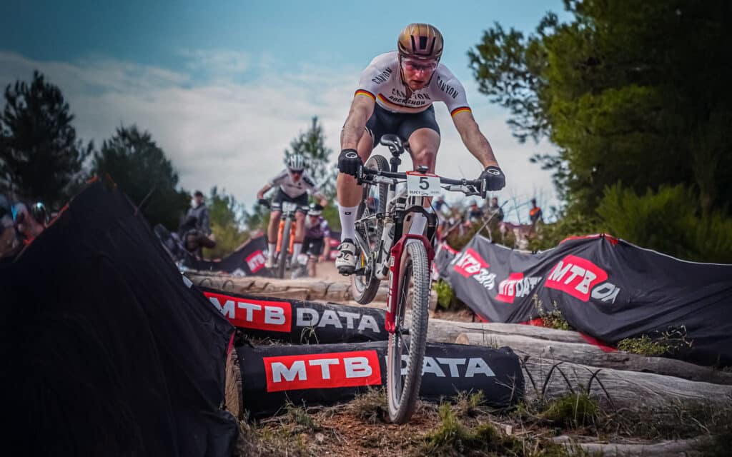 Spyshot | Luca Schwarzbauer zegeviert in Chelva op een Canyon Lux prototype