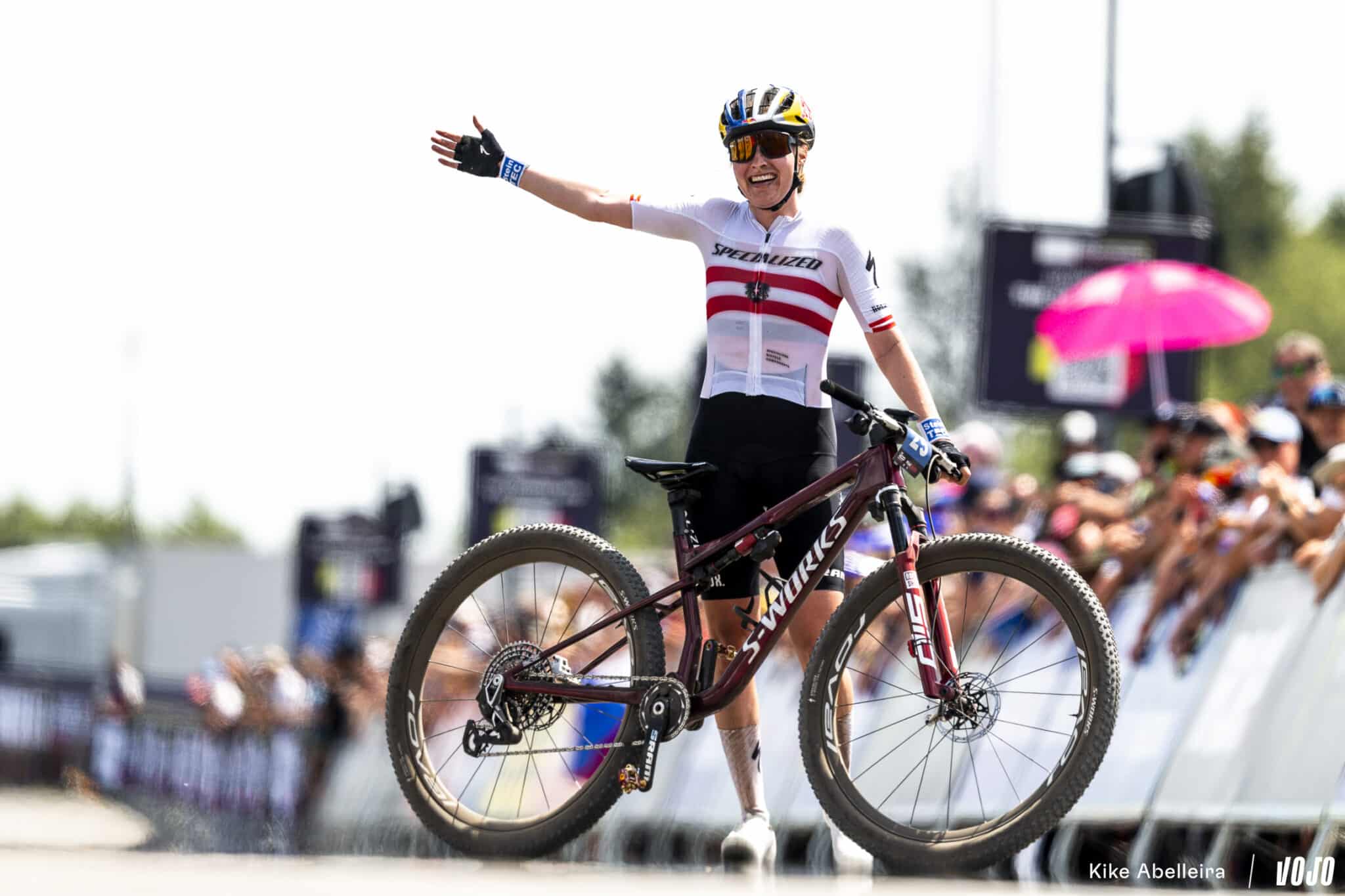 Uitslag World Cup MTB Nove Mesto 2026: Laura Stigger en Tom Pidcock halen de buit binnen in de XCO