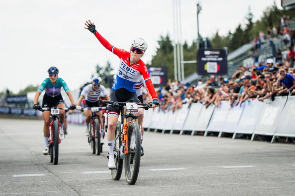 Uitslag World Cup MTB Nove Mesto 2026: Puck Pieterse haalt het in de shorttrack
