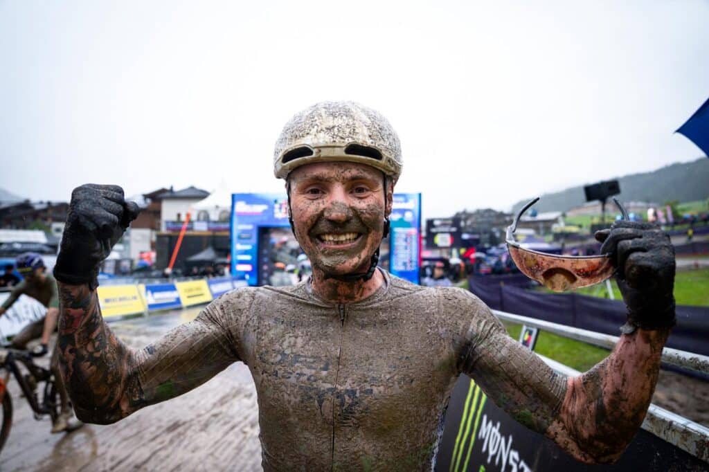 Uitslag World Cup MTB Leogang 2026: Sina Frei en Simon Andreassen trekken modderige XCC naar zich toe
