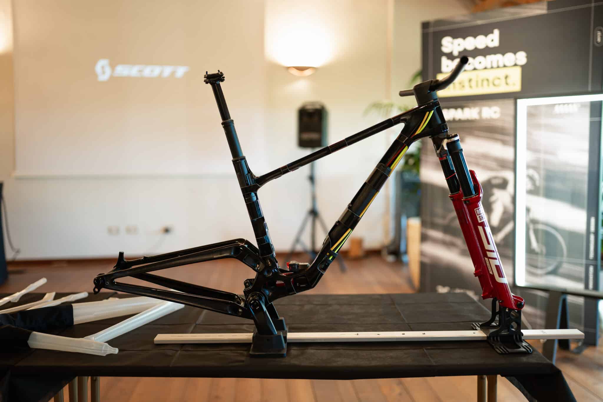 https://www.vojomag.nl/app/uploads/2026/06/SPARK PRESS CAMP 2026 SCOTT BIKE PHOTO BY RUPERT FOWLER roofowler RZ89009 2048x1366.jpg