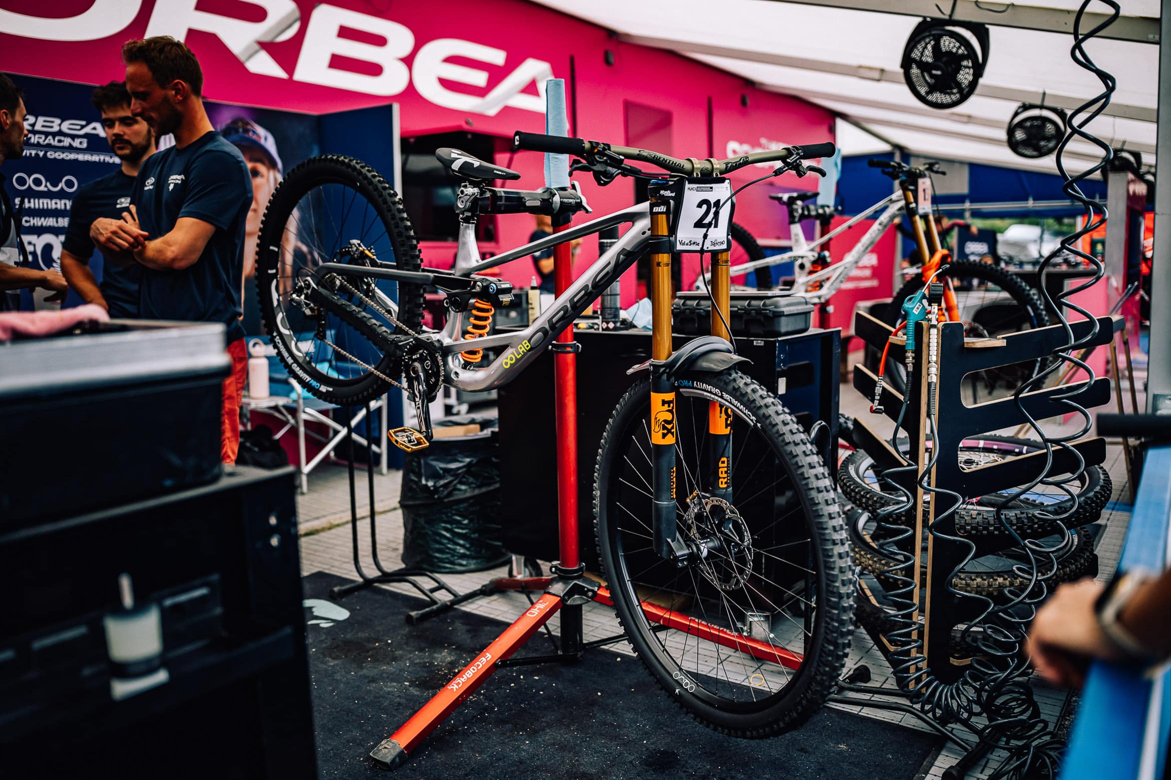 Spyshot | Martin Maes op het WK MTB gespot op een Orbea DH-fiets met 32 inch voorwiel en 27,5 inch achterwiel